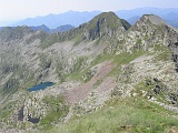 In lontananza sull'opposto versante svettano l'Altemberg (mt.2394) e la Cima Lago (mt.2401)